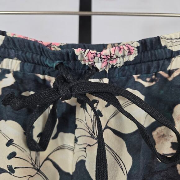 Elizabeth and James 100% Silk Floral Shorts Size Medium - Picture 4 of 6